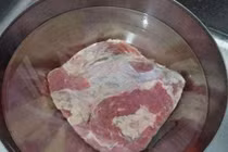 Rã đông thịt không được ngâm nước, đầu bếp dạy "mẹo" giữ dinh dưỡng