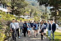 Nhóm bạn thân 10 năm đam mê du lịch, diện đồ ton-sur-ton 