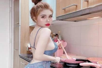 "Thánh nữ Mỳ Gõ" đốt mắt khi mặc váy ngủ vào bếp nấu ăn 