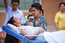 Đi đẻ gặp bác sĩ là người yêu cũ, sản phụ xỉu trên bàn mổ