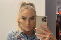 Sao MU giải nguy cho nữ cầu thủ