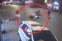 Xe máy trượt tóe lửa, đập vào đuôi ô tô, tài xế nằm gục