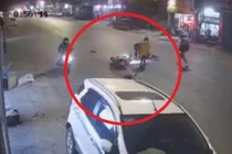 Xe máy trượt tóe lửa, đập vào đuôi ô tô, tài xế nằm gục