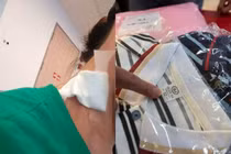 Nữ shipper bị đánh đập vì giao sai màu áo ở Singapore