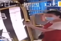 Video: Cô gái đạp cửa, tấn công tài xế xe buýt vì lỡ điểm xuống