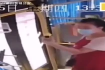 Video: Cô gái đạp cửa, tấn công tài xế xe buýt vì lỡ điểm xuống