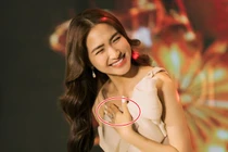 Đang hát thì rớt móng tay, Hòa Minzy vẫn tranh thủ tấu hài đỡ quê