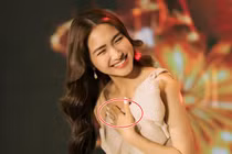 Đang hát thì rớt móng tay, Hòa Minzy vẫn tranh thủ tấu hài đỡ quê