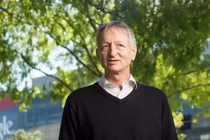 Vì sao "Bố già AI" quyết "thổi còi" công nghệ?