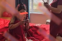 Chú rể phải đợi cô dâu chơi game xong mới được rước dâu