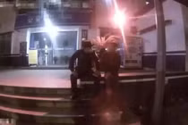 Người đàn ông ngồi khóc trước đồn cảnh sát giữa đêm và sự thật rơi lệ 