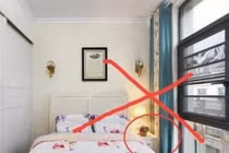 Kê đầu giường phòng ngủ kiểu này, bảo sao càng sống càng nghèo khó 