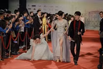 Nhật Kim Anh hack chiều cao thành 1m85 mỗi khi lên thảm đỏ