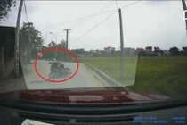 Video: Xe máy vào cua nhanh, lao vào gầm ô tô ngược chiều