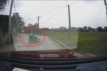 Video: Xe máy vào cua nhanh, lao vào gầm ô tô ngược chiều