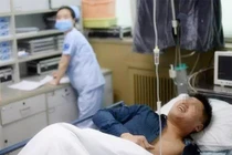 Người đàn ông có cả trăm viên sỏi thận vì thói quen ăn khuya