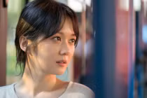 Thấy đôi tất cũ rách trong tủ, tôi định vứt thì anh oà khóc