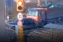 Video: Ô tô suýt bị tàu hỏa tông ở Trung Quốc