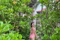 Đẳng cấp như Tiểu Vy: Chọn bikini đơn giản nhưng vẫn quyến rũ