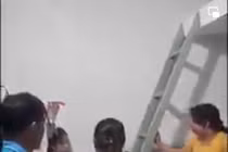 Đang đánh ghen thấy con cá lóc, vợ chất vấn khiến netizen cười ngất