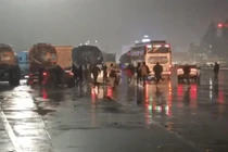 Video: Tài xế ô tô đâm nhân viên trạm thu phí rồi bỏ chạy