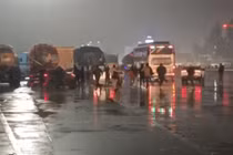 Video: Tài xế ô tô đâm nhân viên trạm thu phí rồi bỏ chạy