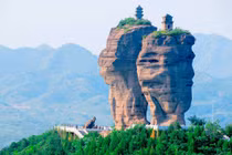 Ngôi chùa cổ bí ẩn trên đỉnh núi cao chót vót ở Trung Quốc