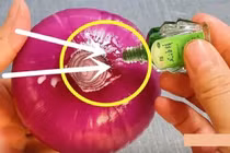 Nhỏ dầu gió lên hành tím, giải quyết vấn đề lớn của mọi nhà