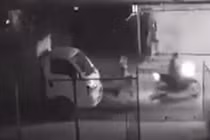 Video: Camera ghi cảnh người phụ nữ bị giật túi xách