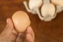 Mua trứng gà đừng tham mà chọn quả to