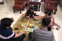 Nghỉ dịch các cháu rủ bà nội 90 tuổi chơi cờ cá ngựa, ai ngờ gặp "tay lắc" chuyên nghiệp