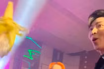 Showbiz Việt lần đầu chứng kiến fan mang hẳn bắp luộc làm lightstick