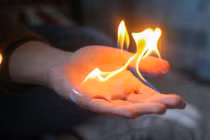 Kinh dị người tự bốc cháy thành tro nhưng đồ vật vẫn nguyên