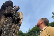 Độc đáo bức tượng thiên thần làm bằng dao ở Anh