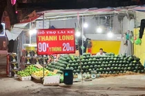 Chuối 5.000 đồng, thanh long 4.000 đồng/kg chất đống đầy vỉa hè