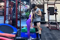 Lệ Quyên được tình trẻ ôm chặt giữa phòng gym