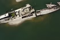 Hạn hán làm lộ ra hàng chục xác tàu chiến từ Thế chiến II 