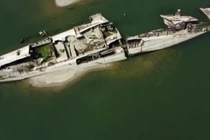 Hạn hán làm lộ ra hàng chục xác tàu chiến từ Thế chiến II 