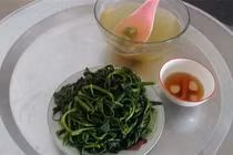 Cơm cữ mẹ chồng nấu toàn rau luộc nước mắm, mẹ đẻ hất tung