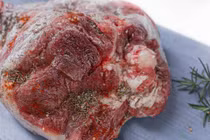 Dùng hai thứ này, rã đông thịt nhanh gọn trong 10 phút