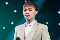 Thái độ của Hồ Văn Cường khi khán giả tặng vàng