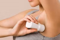 Dùng lăn khử mùi thường xuyên có làm thâm vùng da nách?