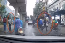 Cô gái đánh rơi tiền, 2 người đàn ông bất chấp xe cộ lao ra hôi của