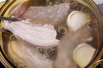 4 sai lầm khi luộc thịt khiến độc tố ngấm vào trong