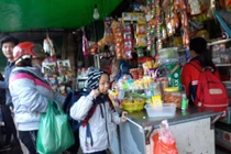 Hãi hùng đồ ăn vặt khu vực cổng trường: Không rõ nguồn gốc nhưng vẫn mua cho con