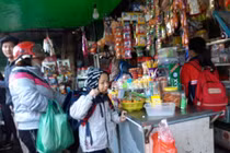 Hãi hùng đồ ăn vặt khu vực cổng trường: Không rõ nguồn gốc nhưng vẫn mua cho con