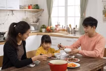 Dự sinh nhật con gái, tôi lặng người trước hành động của chồng cũ