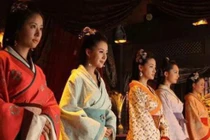 Ai là người dạy Hoàng đế tương lai cách nối dõi tông đường?