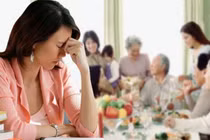 Chồng không chịu về nhà vợ, phản ứng khó tin từ mẹ chồng