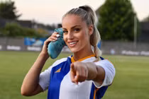 Nữ cầu thủ đẹp nhất thế giới thần tượng Ronaldo